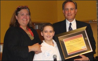 2008 StopCyberbullying Conference: Tweenangel Ryan with Parry, present Ivan Seidenberg, CEO at Verizon, with his Internet Superhero Award.